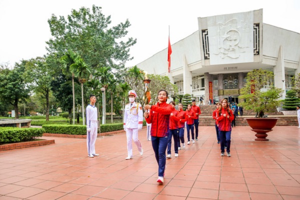 Ngọn lửa thiêng rời Bảo tàng Hồ Chí Minh về Quảng Ninh